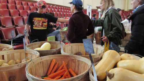 VEGETABLE lovers lined up at the Oakdale Farms counter at Farmers Market Sunday in Melrose to buy fresh butternut squash, carrots and potatoes.  (Gail Lowe Photo)