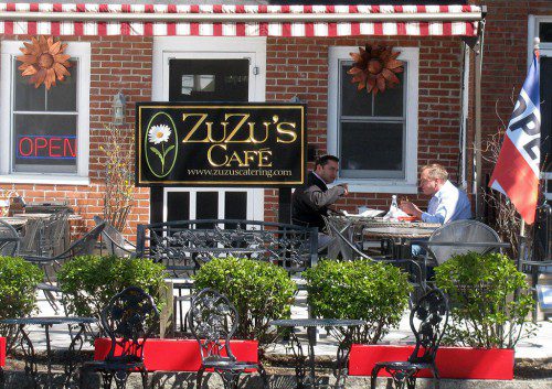 MILD TEMPERATURES this week made eating lunch outdoors on the patio at ZuZu’s Café an appealing idea. (Mark Sardella Photo)
