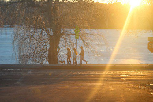 THE REGION ENJOYED an awesome Thursday as temperatures got up into the 60s and people took advantage by walking Lake Quannapowitt. (Keith M. Curtis Photo)