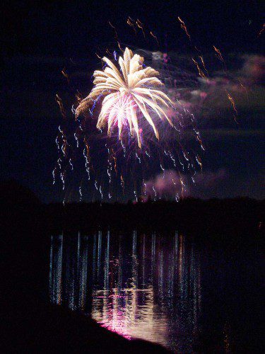 THE WEST SIDE SOCIAL CLUB’S Fourth of July Committee, with help from Atlas Pyrotechnics, put on a spectacular fireworks display last night above Lake Quannapowitt. (Donna Larsson Photo)